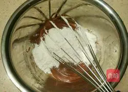 Illustration of how to make chocolate bear cookies 3