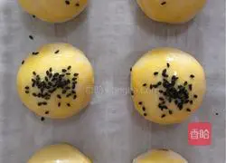 Illustration of how to make egg yolk cake 20