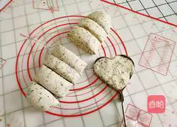 Illustration of how to make black sesame heart-shaped pancakes 8