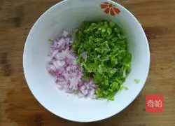 Bitter Melon and Onion Omelette Recipe Illustration 4