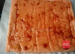 Illustration of how to make red yeast powder jam cake roll 12