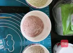 Illustration of how to make four-color lotus paste and egg yolk cake 3