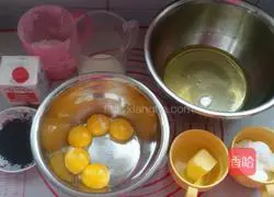 Illustration of how to make bamboo charcoal dense bean cake roll 1