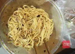 Illustration of how to make egg noodle pancakes 4