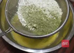 Illustration of how to make eight-inch matcha chiffon cake 2