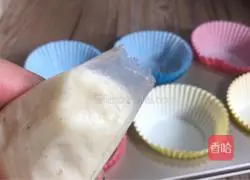 Illustration of how to make dried fruit yogurt muffins 12