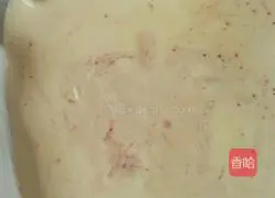 Illustration of how to make red yeast cake roll 6