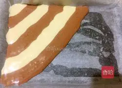 Illustration of two-color cake roll making 14