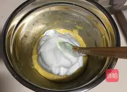 Illustration of how to make chives, seaweed and meat floss cake rolls 12