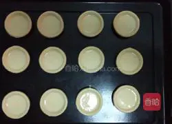Illustration of how to make fragrant Portuguese egg tarts 6