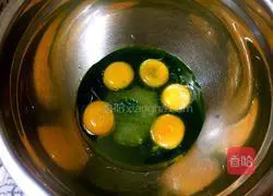 Spinach Juice Chiffon Cake -Illustration of eight-inch method 3