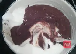 Illustration of how to make cocoa cake roll 11