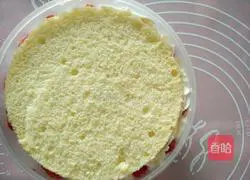 Strawberry Cream Cake Recipe Illustration 4