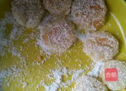 Illustration of making glutinous rice and coconut cake 3