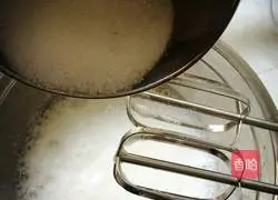 Illustration of how to make orange jam cake roll 9