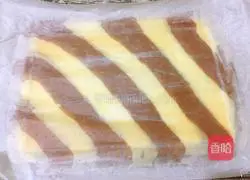 Illustration of making two-color cake rolls 18