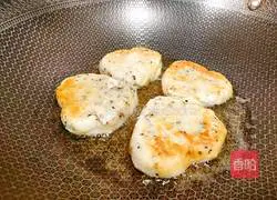 Illustration of how to make black sesame heart-shaped pancakes 12