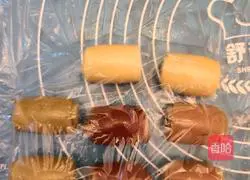 Illustration of how to make four-color lotus paste and egg yolk cake 10