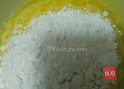 Illustration of how to make raisin and peanut cake 4