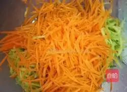 Illustration of how to make carrot and cucumber egg pancake 1