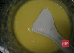 Illustration of how to make eight-inch strawberry chiffon cake 8