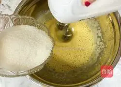 Illustration of how to make rose banana muffins 3