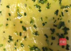 Illustration of how to make scallion and meat floss cake rolls 6