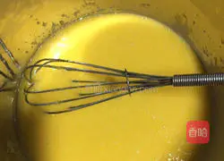 Illustration of how to make hollow chiffon cake 3