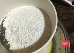 Illustration of how to make ten-inch cocoa chiffon cake 4