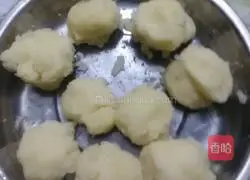 Illustration of how to make pan-fried potato pancakes 8