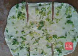 Illustration of how to make scallion pancake 2