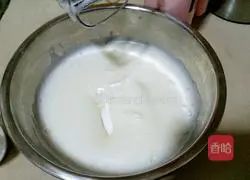 Illustration of how to make cocoa chiffon cake with spray flowers 8