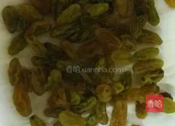 Illustration of how to make raisin cake roll 7