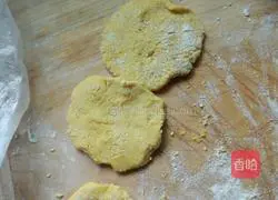 Illustration of how to make golden sesame pumpkin cake 3