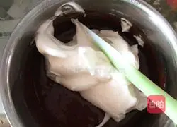 Illustration of how to make 8-inch chocolate chiffon cake 7