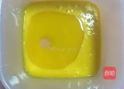 Illustration of making latte art chiffon cake 3