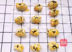 Illustration of how to make ham roll with hand cake 4