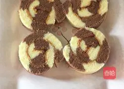 Illustration of how to make two-color cake rolls 22