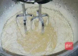 Illustration of how to make sponge raisin layer cake pieces 4