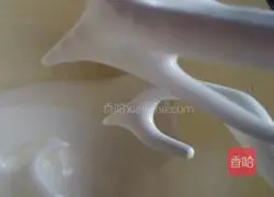 Illustration of how to make red yeast cake roll 3