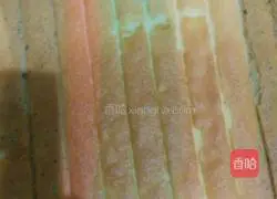 Illustration of how to make colorful cake rolls 15