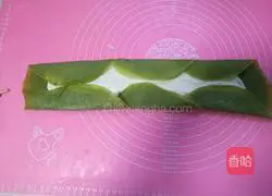 Illustration of how to make matcha honey bean towel roll 12
