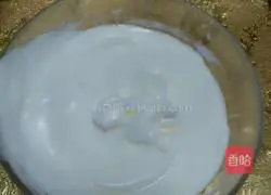 Illustration of how to make cream strawberry cake roll 2