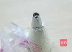 Illustration of how to make the popular Korean strawberry cake roll 5