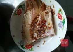 Illustration of how to grill fish in an electric pan 3