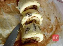Illustration of how to make raisin and meat floss cake rolls 17