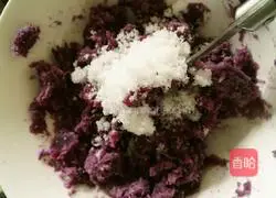 Illustration of how to make steamed purple potato cake 3