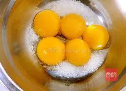 Illustration of how to make eight-inch honey chiffon cake 4