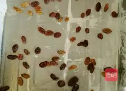 Illustration of how to make raisin cake rolls 12