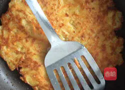 Illustration of how to make carrot and potato pancakes 3